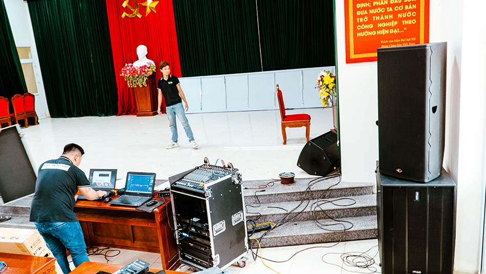 Lắp đặt âm thanh hội trường UBND xã Đông Thịnh